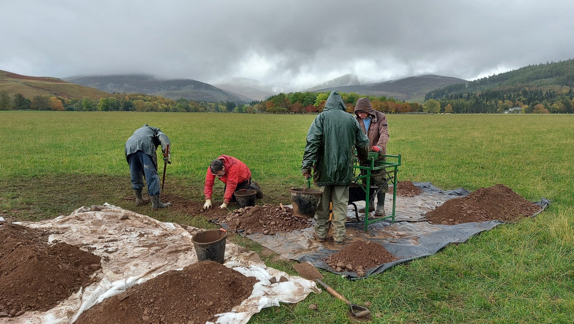 Cleaning and sieving at Trench 4